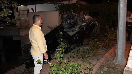 Ehliyetsiz sürücü evin bahçesine uçtu: 3 yaralı