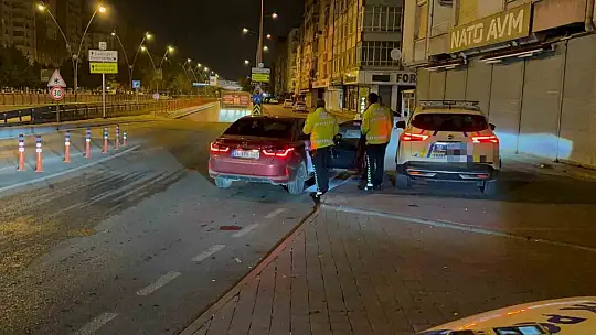 Ehliyetsiz sürücünün otomobilini almaya gelen şahısta ehliyetsiz çıktı