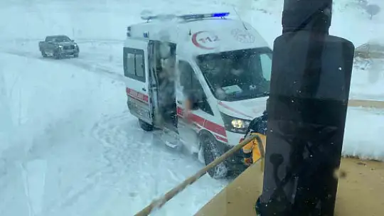Ekipler ambulansın yolunu açtı, hasta hastaneye yetiştirildi