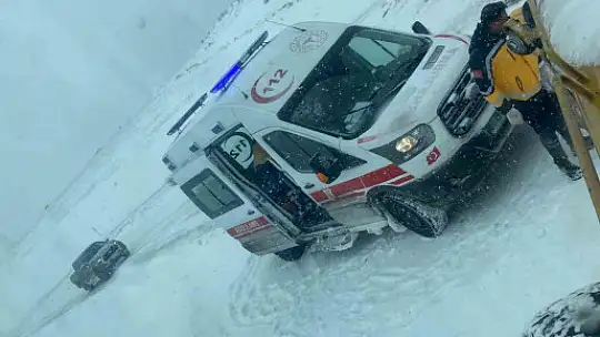 Ekipler ambulansın yolunu açtı, hasta hastaneye yetiştirildi