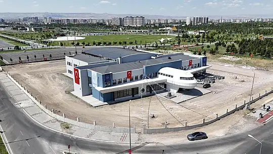 Elitaş Havacılık Lisesi'ni ziyaret etti