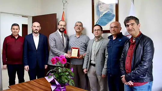 Emekli olan 43 yıllık doktora veda