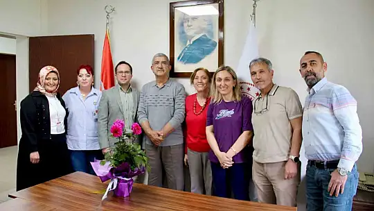 Emekli olan 43 yıllık doktora veda
