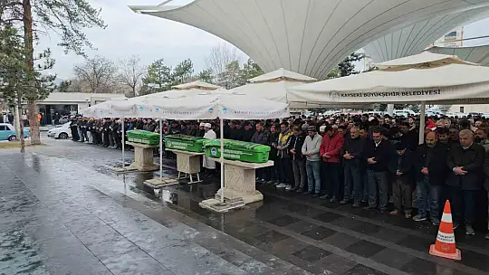 En acı cenaze: Trafik kazasında hayatını kaybeden anne, oğlu ve kızı yan yana son yolculuğuna uğurlandı