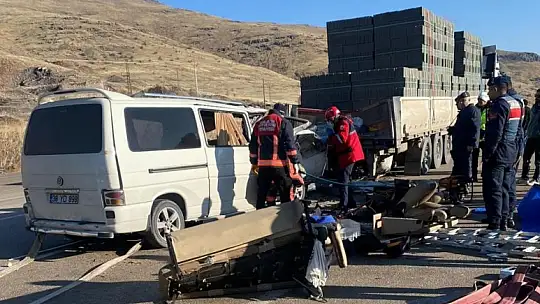 En acı cenaze: Trafik kazasında hayatını kaybeden anne, oğlu ve kızı yan yana son yolculuğuna uğurlandı