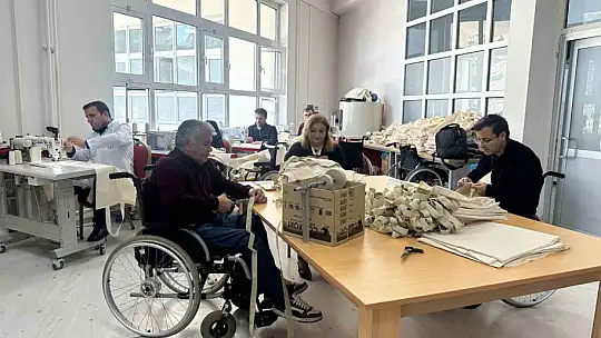 Engelleri çalışarak aşmak istiyorlar