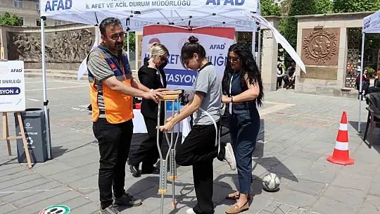 Engellilerin yaşadığı zorlukları empati kurarak öğrendiler
