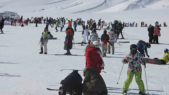 Erciyes'e sömestir bereketi: 1.4 milyon turist ziyaret etti