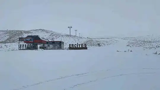 Erciyes güne beyaz örtüyle uyandı
