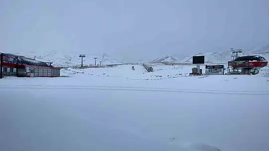Erciyes güne beyaz örtüyle uyandı