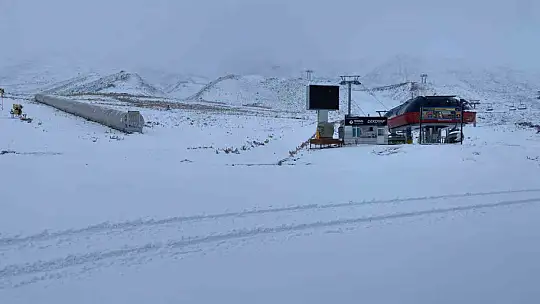 Erciyes güne beyaz örtüyle uyandı