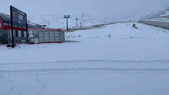 Erciyes güne beyaz örtüyle uyandı