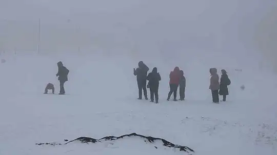 Erciyes güne beyaz örtüyle uyandı