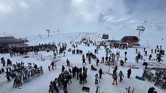 Erciyes hafta sonu 320 bin kişiyi ağırladı