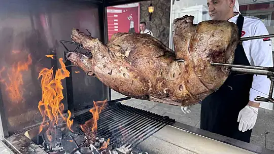 Erciyes'in zirvesinde kuzu çevirme
