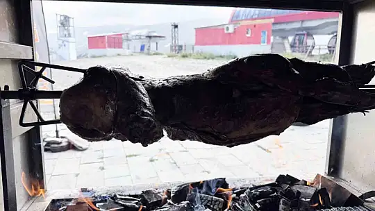 Erciyes'in zirvesinde kuzu çevirme