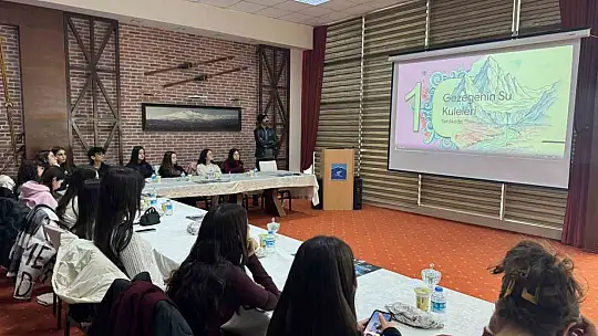 Erciyes'in zirvesinde öğrencilere yönelik 'Uluslararası Dağlar Günü' etkinliği