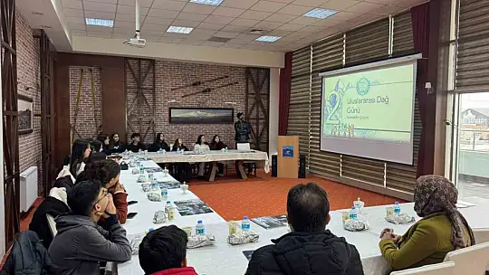 Erciyes'in zirvesinde öğrencilere yönelik 'Uluslararası Dağlar Günü' etkinliği