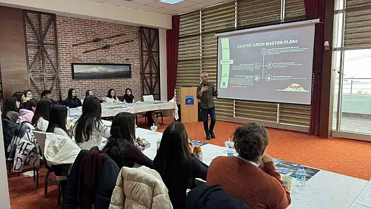 Erciyes'in zirvesinde öğrencilere yönelik 'Uluslararası Dağlar Günü' etkinliği