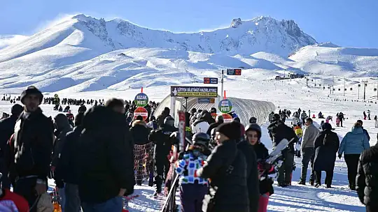 Erciyes Kayak Merkezi, yeni yılın ilk gününde 110 bin ziyaretçi ağırladı