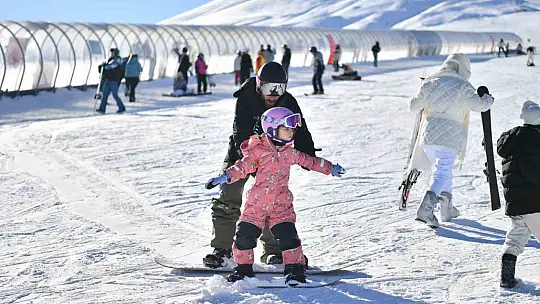 Erciyes Kayak Merkezi, yeni yılın ilk gününde 110 bin ziyaretçi ağırladı