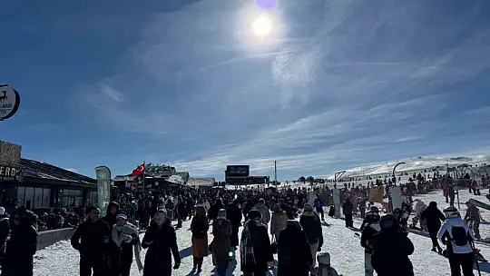 Erciyes Kayak Merkezi, yeni yılın ilk gününde 110 bin ziyaretçi ağırladı