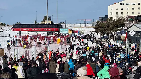 Erciyes Kayak Merkezi, yeni yılın ilk gününde 110 bin ziyaretçi ağırladı