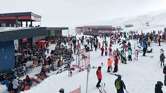 Erciyes sömestirin ilk hafta sonunda 250 bin kişiyi ağırladı