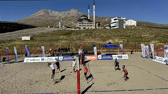 Erciyes'te 'En Havalı Voleybol Turnuvası'nda ilk düdük çaldı