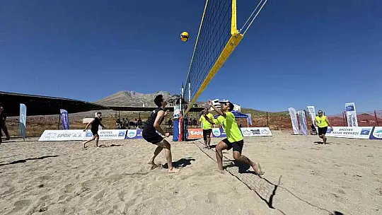 Erciyes'te 'En Havalı Voleybol Turnuvası'nda ilk düdük çaldı