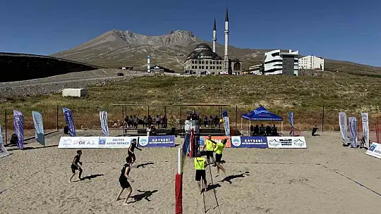 Erciyes'te 'En Havalı Voleybol Turnuvası'nda ilk düdük çaldı