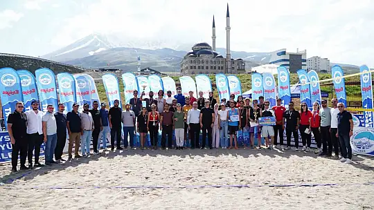 Erciyes'te 2 bin 200 metrede plaj voleybolu heyecanı yaşandı