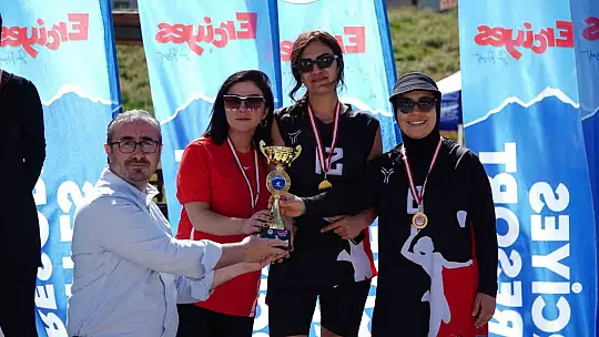 Erciyes'te 2 bin 200 metrede plaj voleybolu heyecanı yaşandı