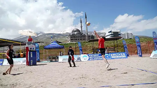 Erciyes'te 2 bin 200 metrede plaj voleybolu heyecanı yaşandı