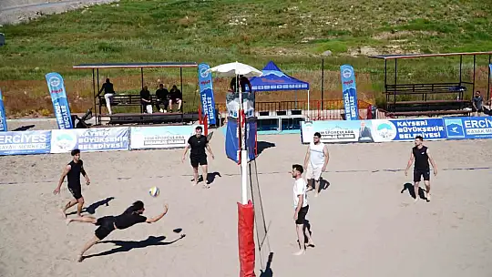 Erciyes'te 2 bin 200 metrede plaj voleybolu heyecanı yaşandı