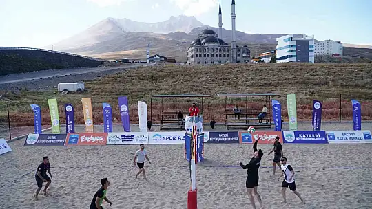 Erciyes'te en havalı voleybol turnuvası başladı