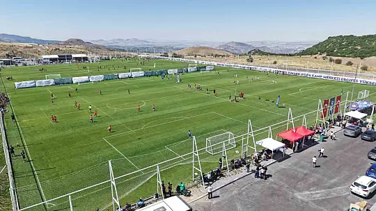 Erciyes'te geleceğin futbol yıldızları sahne alıyor