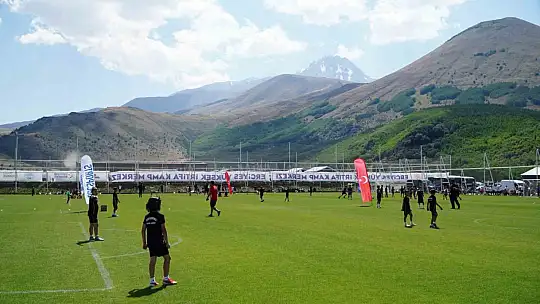 Erciyes'te geleceğin futbol yıldızları sahne alıyor