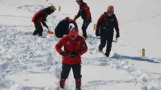 Erciyes'te gerçeği aratmayan çığ tatbikatı