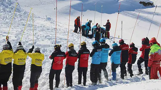 Erciyes'te gerçeği aratmayan çığ tatbikatı