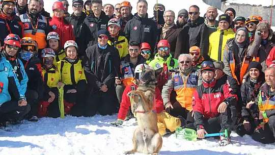 Erciyes'te gerçeği aratmayan çığ tatbikatı