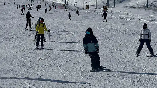 Erciyes'te hafta sonu pistler kayak severlerle doldu
