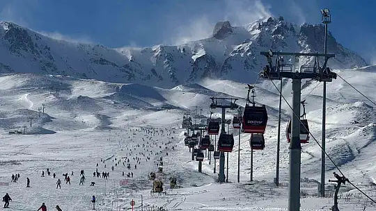 Erciyes'te hafta sonu pistler kayak severlerle doldu