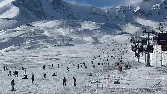 Erciyes'te hafta sonu pistler kayak severlerle doldu