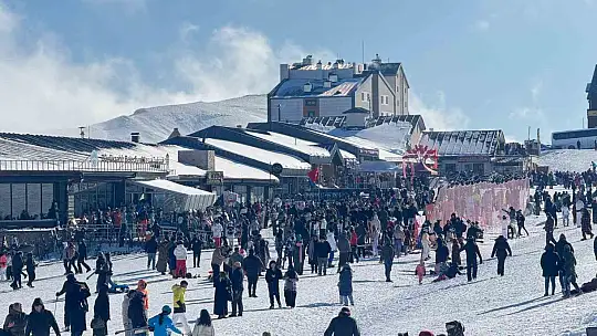Erciyes'te hafta sonu pistler kayak severlerle doldu