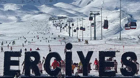Erciyes'te hafta sonu pistler kayak severlerle doldu
