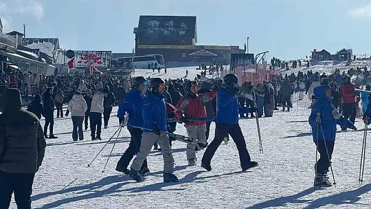 Erciyes'te hafta sonu pistler kayak severlerle doldu