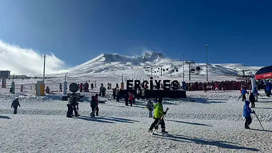 Erciyes'te hafta sonu pistler kayak severlerle doldu