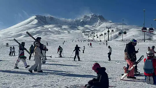 Erciyes'te hafta sonu pistler kayak severlerle doldu