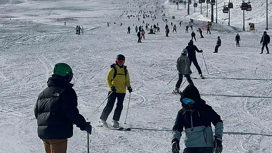 Erciyes'te hafta sonu pistler kayak severlerle doldu